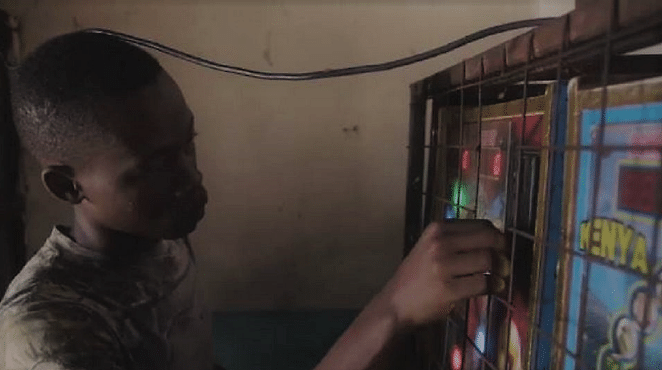 enfant kenyan joue aux machines a sous