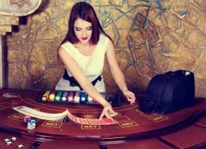 femme croupier devant sa table de blackjack