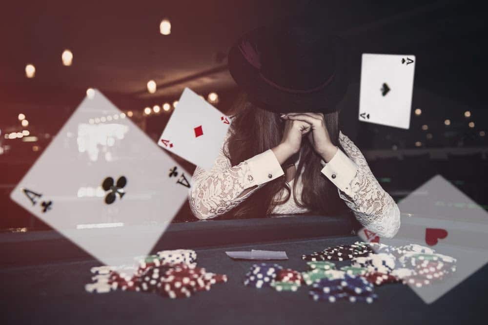 joueuse avec chapeau au casino
