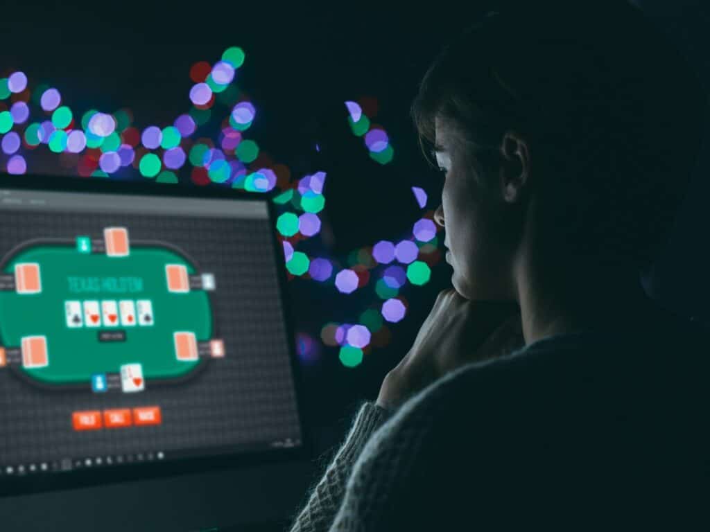 femme jouant au poker en ligne